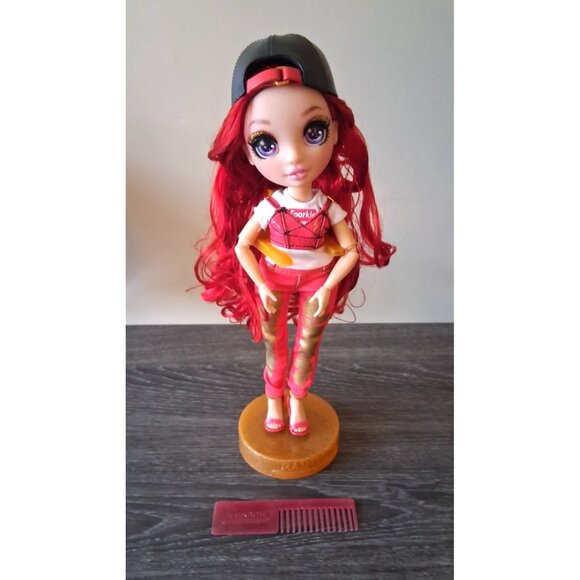 MGA Rainbow High Ruby Anderson 2019 Series Outfit Stand Comb Red Hair Doll Toy - Picture 1 of 4